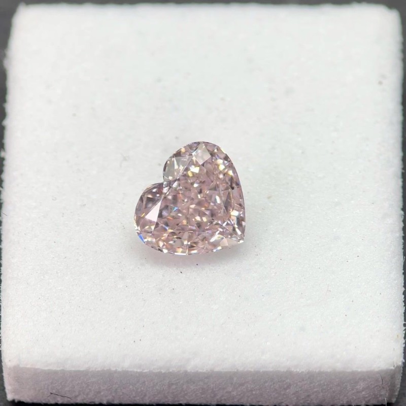 Diament o barwie fantazyjnej serce, 0.3ct, SI2, Fancy Light Orangey Pink, GIA 2427714210 Diament o barwie fantazyjnej serce, 0.3ct, SI2, Fancy Light Orangey Pink, GIA 2427714210